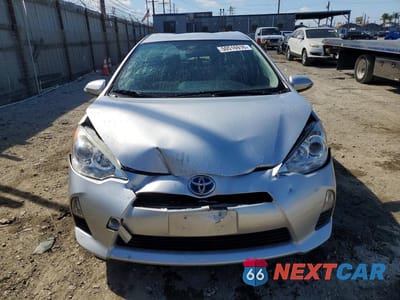 Piąte zdjęcie samochodu w środku: 2013 TOYOTA PRIUS C THREE VIN:JTDKDTB31D1057684 - miniatura