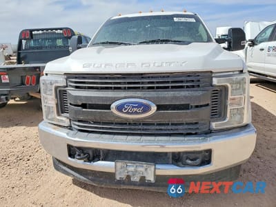 Piąte zdjęcie samochodu w środku: 2019 FORD F350 SUPER DUTY UTILITY / SERVICE TRUCK VIN:1FD7X3ET3KEF23223 - miniatura