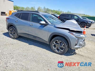 Czwarte zdjęcie samochodu z boku: 2025 CHEVROLET TRAX 1LT VIN:KL77LHEP1SC063164 - miniatura