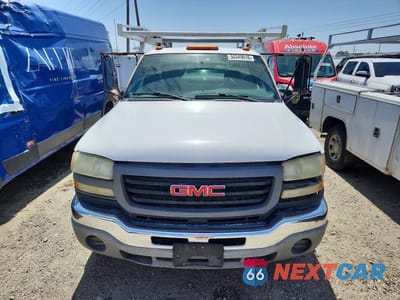 Piąte zdjęcie samochodu w środku: 2004 GMC NEW SIERRA C3500 VIN:1GDJC34U44E247018 - miniatura