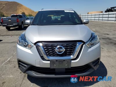 Piąte zdjęcie samochodu w środku: 2020 NISSAN KICKS SV VIN:3N1CP5CV4LL506289 - miniatura