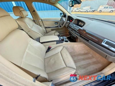 Piąte zdjęcie samochodu w środku: 2007 BMW 750 VIN:WBAHN83507DT68768 - miniatura