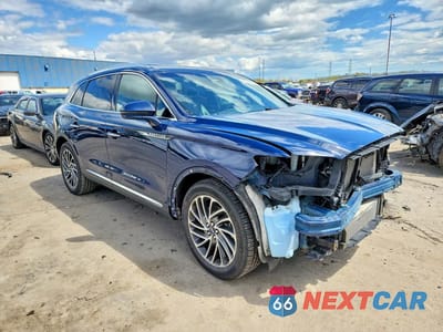 Czwarte zdjęcie samochodu z boku: 2019 LINCOLN NAUTILUS RESERVE VIN:2LMPJ8LP9KBL62199 - miniatura