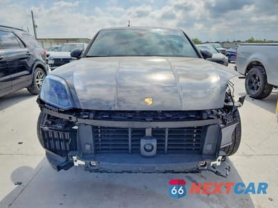 Piąte zdjęcie samochodu w środku: 2025 PORSCHE CAYENNE GTS COUPE VIN:WP1BG2AY3SDA45187 - miniatura