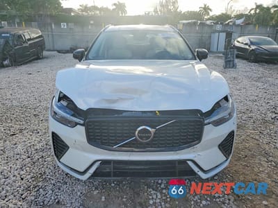 Piąte zdjęcie samochodu w środku: 2025 VOLVO XC60 PLUS VIN:YV4M12RC8S1068032 - miniatura