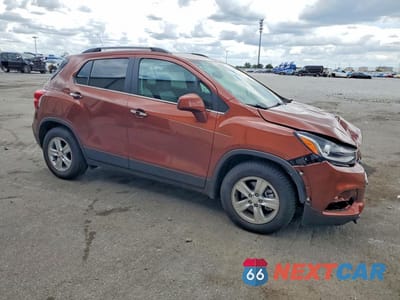 Czwarte zdjęcie samochodu z boku: 2019 CHEVROLET TRAX 1LT VIN:3GNCJLSB8KL245216 - miniatura