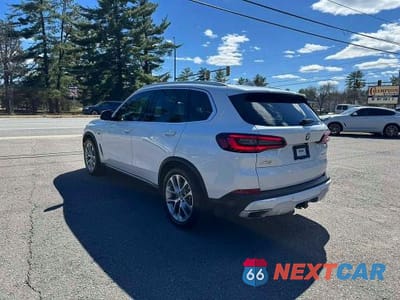 Czwarte zdjęcie samochodu z boku: 2022 BMW X5 XDRIVE45E VIN:5UXTA6C04N9L68224 - miniatura