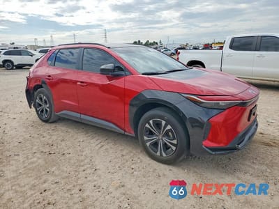 Czwarte zdjęcie samochodu z boku: 2024 TOYOTA BZ4X XLE VIN:JTMABACAXRA065583 - miniatura