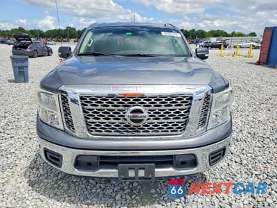Piąte zdjęcie samochodu w środku: 2018 NISSAN TITAN SV VIN:1N6AA1E60JN510693 - miniatura