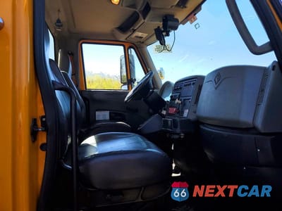 Piąte zdjęcie samochodu w środku: 2011 INTERNATIONAL 4400 BUCKET TRUCK VIN:1HTMKAAR3BH383860 - miniatura
