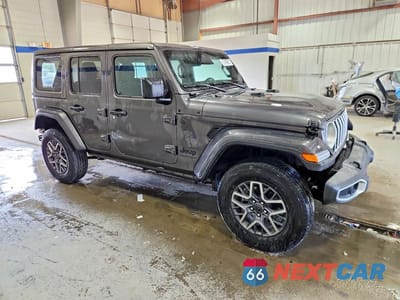 Czwarte zdjęcie samochodu z boku: 2025 JEEP WRANGLER SAHARA VIN:1C4PJXEN6SW654249 - miniatura