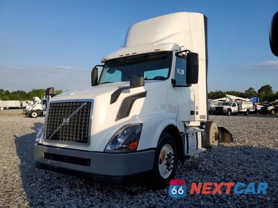 Drugie zdjęcie samochodu z przodu: 2017 VOLVO VNL SEMI TRUCK VIN:4V4N39TG6HN988141 - miniatura