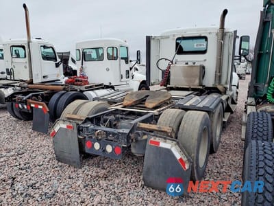 Czwarte zdjęcie samochodu z boku: 2016 KENWORTH T680 SEMI TRUCK VIN:1XKYD49X5GJ103101 - miniatura