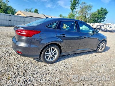 Trzecie zdjęcie samochodu z tyłu: 2016 FORD FOCUS SE VIN:1FADP3F25GL310151 - miniatura