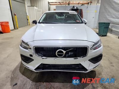 Piąte zdjęcie samochodu w środku: 2020 VOLVO S60 T6 MOMENTUM VIN:7JRA22TK7LG042069 - miniatura