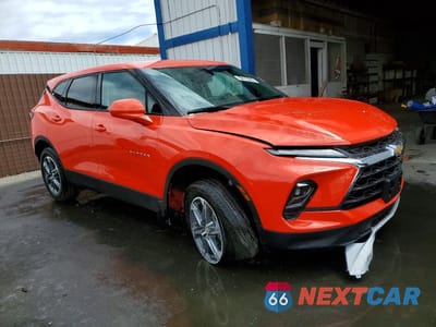 Czwarte zdjęcie samochodu z boku: 2026 CHEVROLET BLAZER 2LT VIN:3GNKBCR42TS145006 - miniatura