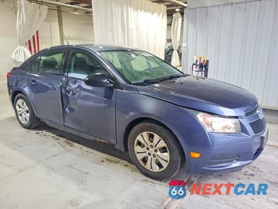 Czwarte zdjęcie samochodu z boku: 2013 CHEVROLET CRUZE LS VIN:1G1PA5SG3D7178073 - miniatura