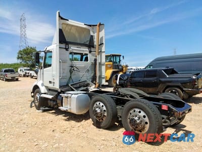 Trzecie zdjęcie samochodu z tyłu: 2020 VOLVO VNR SEMI TRUCK VIN:4V4WC9EH6LN243229 - miniatura