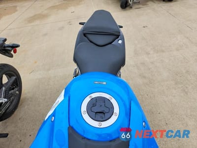 Piąte zdjęcie samochodu w środku: 2025 SUZUKI GSX800 R VIN:JS1EM11B5S7100244 - miniatura
