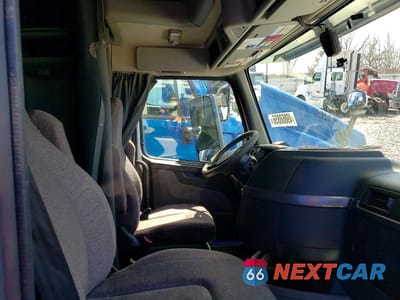 Piąte zdjęcie samochodu w środku: 2023 VOLVO VNL SEMI TRUCK VIN:4V4NC9EHXPN329774 - miniatura