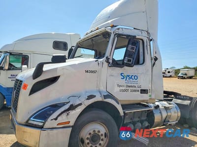 Zdjęcie 9 z 10 samochodu: 2023 VOLVO VNR SEMI TRUCK VIN:4V4W39EG3PN332270 - miniatura