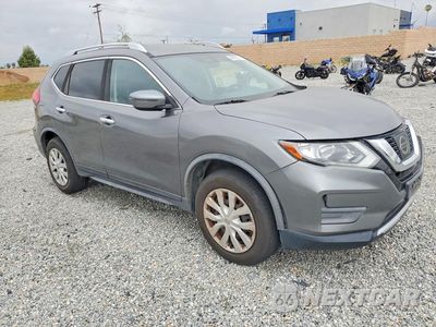 Czwarte zdjęcie samochodu z boku: 2017 NISSAN ROGUE S VIN:JN8AT2MV7HW276329 - miniatura