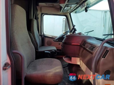 Piąte zdjęcie samochodu w środku: 2013 VOLVO VNL SEMI TRUCK VIN:4V4NC9EG0DN139775 - miniatura