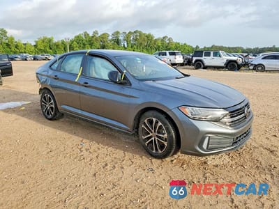 Czwarte zdjęcie samochodu z boku: 2024 VOLKSWAGEN JETTA SPORT VIN:3VWBM7BU1RM001767 - miniatura