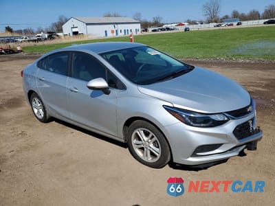 Czwarte zdjęcie samochodu z boku: 2017 CHEVROLET CRUZE LT VIN:1G1BE5SM0H7135613 - miniatura