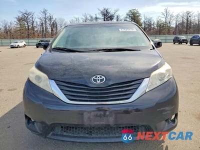 Piąte zdjęcie samochodu w środku: 2013 TOYOTA SIENNA XLE 8-PASSENGER VIN:5TDYK3DC8DS370537 - miniatura