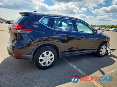 Trzecie zdjęcie samochodu z tyłu: 2018 NISSAN ROGUE S VIN:5N1AT2MV6JC771507 - miniatura