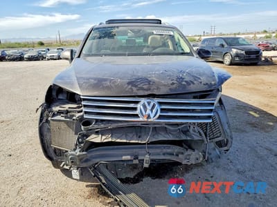 Piąte zdjęcie samochodu w środku: 2016 VOLKSWAGEN TOUAREG TDI VIN:WVGEP9BP9GD003090 - miniatura