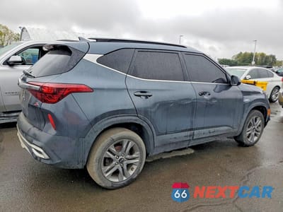 Trzecie zdjęcie samochodu z tyłu: 2021 KIA SELTOS S VIN:KNDEUCAA8M7163737 - miniatura