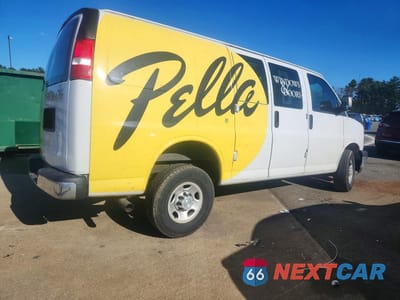 Trzecie zdjęcie samochodu z tyłu: 2021 CHEVROLET EXPRESS G2500 VIN:1GCWGAF75M1174985 - miniatura