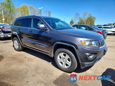 Czwarte zdjęcie samochodu z boku: 2016 JEEP GRAND CHEROKEE LAREDO VIN:1C4RJFAG8GC389983 - miniatura
