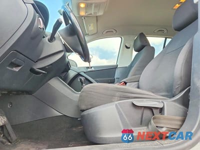 Zdjęcie 7 z 12 samochodu: 2017 VOLKSWAGEN TIGUAN S VIN:WVGAV7AX7HK046978 - miniatura
