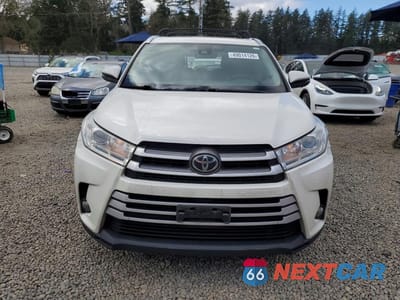 Piąte zdjęcie samochodu w środku: 2019 TOYOTA HIGHLANDER XLE VIN:5TDJZRFH9KS620437 - miniatura