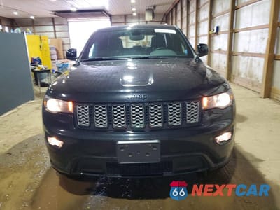 Piąte zdjęcie samochodu w środku: 2018 JEEP GRAND CHEROKEE LAREDO VIN:1C4RJFAGXJC420741 - miniatura