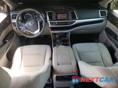 Zdjęcie 8 z 14 samochodu: 2019 TOYOTA HIGHLANDER LE VIN:5TDBZRFH7KS998647 - miniatura