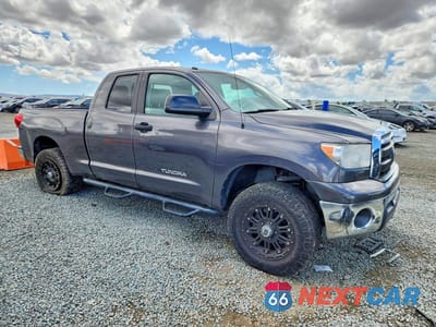 Czwarte zdjęcie samochodu z boku: 2013 TOYOTA TUNDRA GRADE VIN:5TFRM5F16DX066929 - miniatura