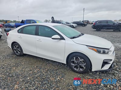 Czwarte zdjęcie samochodu z boku: 2021 KIA FORTE LXS VIN:3KPF24AD3ME304076 - miniatura