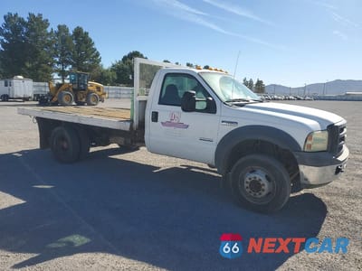 Czwarte zdjęcie samochodu z boku: 2005 FORD F450 SUPER DUTY VIN:1FDXF46P65EC57999 - miniatura