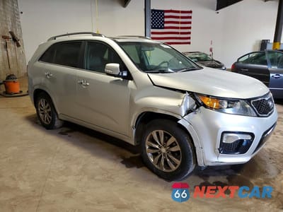 Czwarte zdjęcie samochodu z boku: 2013 KIA SORENTO SX VIN:5XYKW4A23DG396228 - miniatura