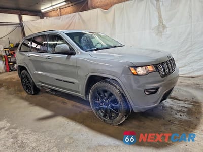 Czwarte zdjęcie samochodu z boku: 2020 JEEP GRAND CHEROKEE LAREDO VIN:1C4RJFAG7LC416696 - miniatura