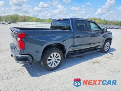 Trzecie zdjęcie samochodu z tyłu: 2021 CHEVROLET SILVERADO C1500 CUSTOM VIN:3GCPWBEKXMG184559 - miniatura