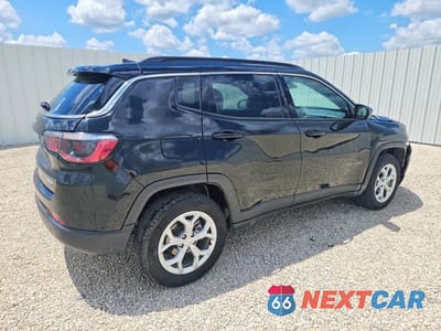 Trzecie zdjęcie samochodu z tyłu: 2024 JEEP COMPASS LATITUDE VIN:3C4NJDBN3RT109247 - miniatura