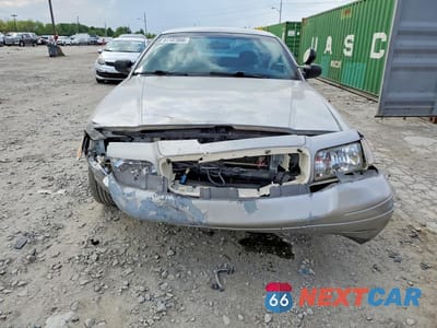 Piąte zdjęcie samochodu w środku: 2009 FORD CROWN VICTORIA POLICE INTERCEPTOR VIN:2FAHP71V09X143357 - miniatura