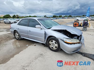 Czwarte zdjęcie samochodu z boku: 2002 HONDA ACCORD EX VIN:1HGCG16522A045165 - miniatura