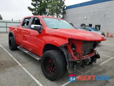 Czwarte zdjęcie samochodu z boku: 2020 CHEVROLET SILVERADO C1500 LT VIN:1GCPWCED3LZ146080 - miniatura