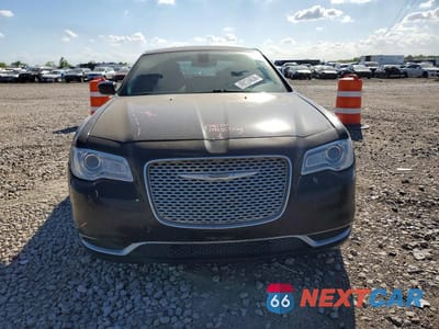 Piąte zdjęcie samochodu w środku: 2018 CHRYSLER 300 TOURING VIN:2C3CCAAG1JH308365 - miniatura